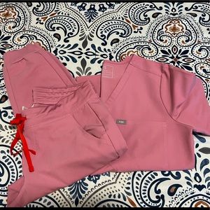 Figs Chalk Pink Scrub Set